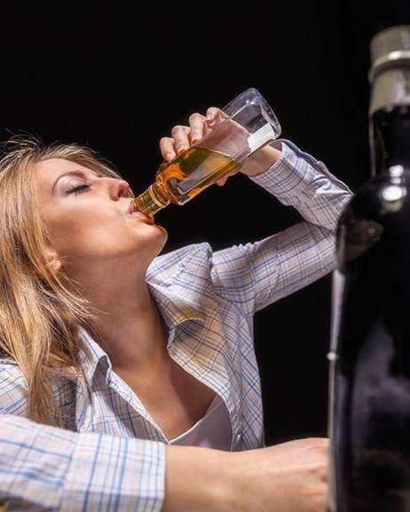 Девушка употребляет алкоголь